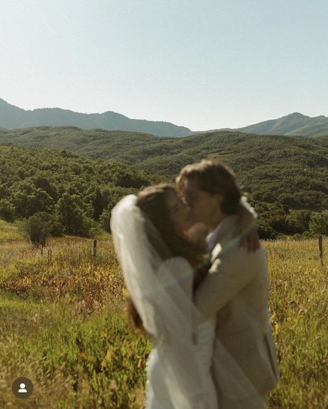 Field Elopement Photos, Couple Portrait Wedding, Natural Wedding Aesthetic, Countryside Wedding Photos, Organic Wedding Photos, Eloping Pictures, Dreamy Wedding Pictures, Wedding Photos In Nature, Storytelling Wedding Photography