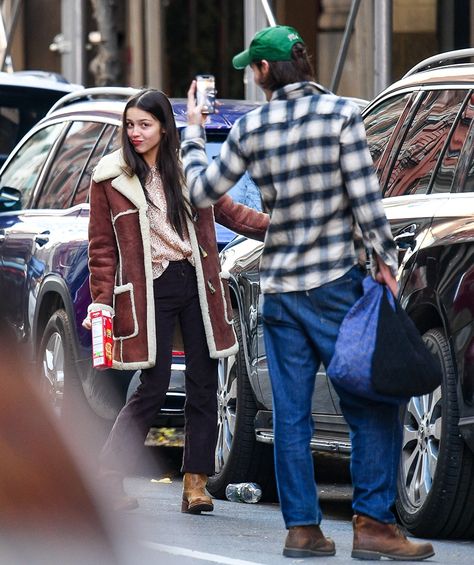 Strike a Pose from Olivia Rodrigo and Louis Partridge Pack on PDA in NYC on E! Online Louis Partridge, New York Graffiti, New York Style Pizza, Mexican Girl, New Boyfriend, Partridge, Olivia Rodrigo, Best Couple, Celebrity Couples