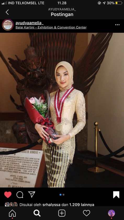 Kebaya Modern Hijab Graduation, Graduation Kebaya Hijab, Hijab Graduation, Model Dress Kebaya, Kondangan Outfit, Dress Muslim Modern, Kebaya Modern Dress, Batik Kombinasi, Hijab Dress Party