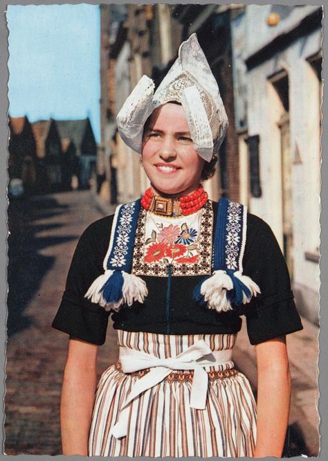 Atelier Nostalgia | Nostalgic musings, on historical clothing, traditional costume, fantasy, photography and history. | Page 12 Dutch Traditional Dress, Dutch Costumes Traditional, Netherlands Traditional Clothes, Dutch Folk Costume, Volendam Costume, Netherlands Costume, Traditional Dutch Clothing, Dutch Traditions, Volendam Netherlands