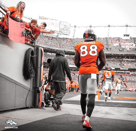 Thomas Wallpaper, Demaryius Thomas, Sports Background, Denver Broncos Logo, Nfl Football Art, Football Stars, Nfl Photos, Broncos Football, Peyton Manning