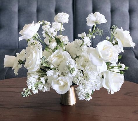 Modern White Centerpiece Wedding, Modern White Floral Centerpiece, Modern White Centerpiece, All White Flower Arrangements, White Flower Wedding Centerpieces, White Flower Centerpieces, Round Wedding Tables, White Floral Centerpieces, Simple Wedding Bouquets