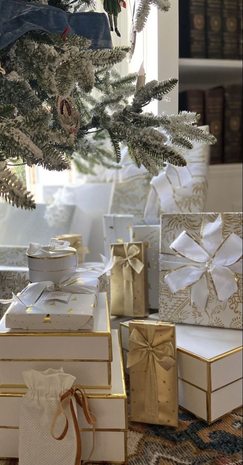 White And Gold Christmas Wrapping, Gold Christmas Wrapping, White And Gold Christmas, Present Wrapping, Passion Flower, Gold Christmas, Christmas Wrapping, White Christmas, Christmas Presents