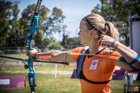 Archery Photography, Archery Competition, Archery Women, Archery Girl, Strong Men, Emily Bloom, Archery Arrows, Archery Bows, Traditional Archery