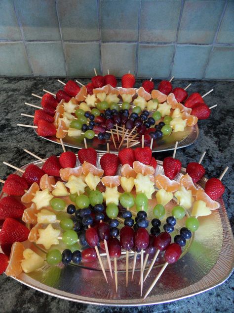 Rainbow fruit kebabs Fruit Kebabs Ideas Skewers, Fruit Kebabs Ideas, Fruit Kebab, Childrens Party Food, Fruit Buffet, Kebab Sticks, Amazing Food Platters, Fruit Kebabs, Fruit Platter Designs