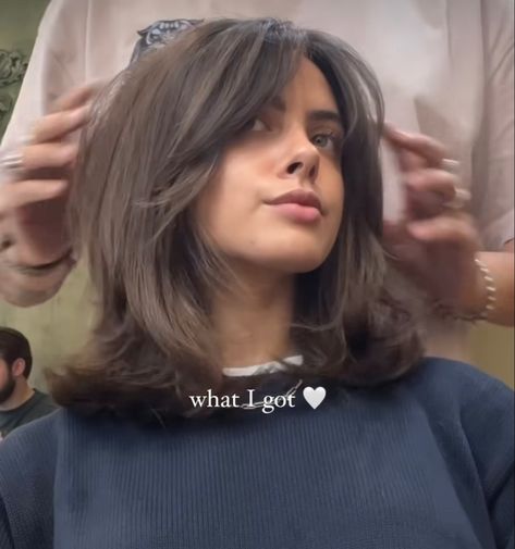 Collar Bone Length Hair Round Face, Bouncy Shoulder Length Hair, Shoulder Length Hairstyles Wedding, Shoulder Length Long Layers, Short Volume Haircuts, Shoulder Length Hair No Layers, Dark Hair Lob, Mid Length Bob With Layers, Mid Neck Length Hair