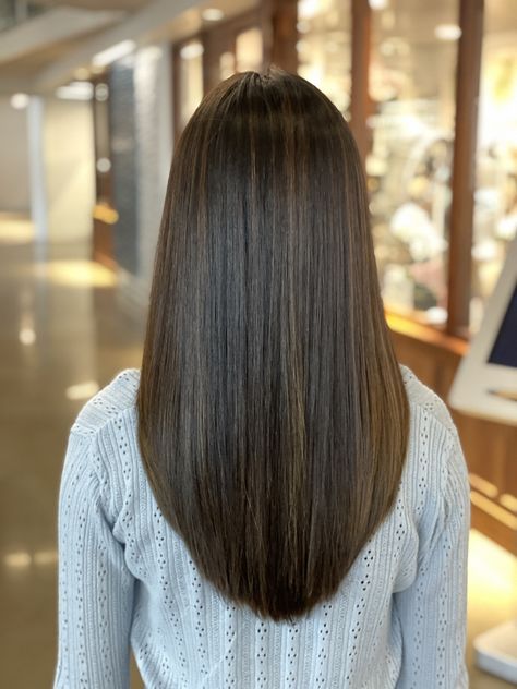 V Shape Haircut Short, Medium V Shaped Haircut, Round One Length Haircut Long, Deep U Shape Haircut, Straight Hair From The Back, U Shaped Vs V Shaped Hair, Hair No Layers, U Shape Long Hair, U Shaped Haircut Long