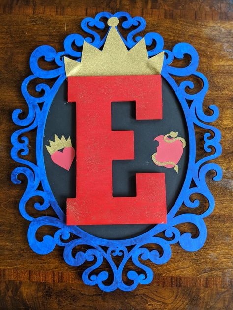 Descendants Party Decorations, Descendants Diy Party Ideas, Descendants Crafts, Descendants 4 Party Ideas, Rise Of Red Descendants Party Ideas, Evie Descendants Birthday Party, Descendants Evie Party Ideas, Disney Descendants Birthday Party, Descendants Rise Of Red Party Ideas