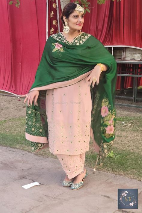 Green Punjabi Suit Party Wear, Gajri Colour Suit Combination, Green Dupatta Combination Suit, Green Colour Suit Design, Peach Suit, Wedding Wear Pakistani, Pakistani Salwar Suit, Painted Dupatta, Punjabi Suits Party Wear