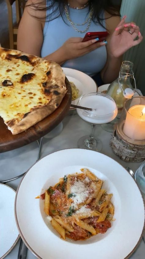 Fake Story Instagram Restaurant, Pizza Boomerang, Luxury Food Expensive, Restaurant Snapchat Story, Food Boomerang, Expensive Restaurant, Spicy Sausage Pasta, Pasta Creamy, Foodie Instagram