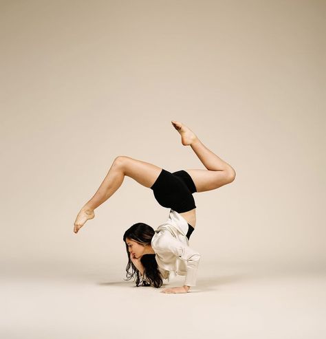 Action Dance Poses, Acro Photoshoot, Poses For Dance Pictures, Acro Photoshoot Poses, Dance Shoot, Dance Studio Photoshoot, Dance Photoshoot Ideas Contemporary, Dance Poses Hip Hop Photo Shoot, Dance Photoshoot Poses Flexibility