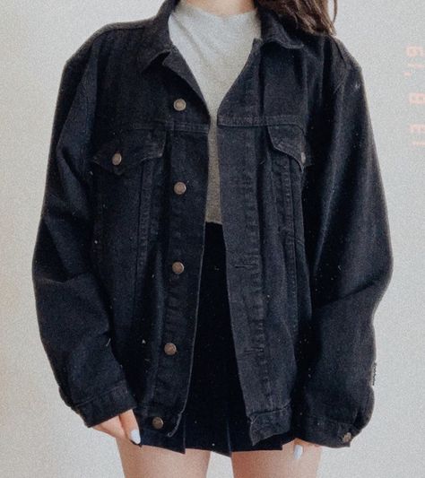 Black Jacket Ideas, Black Demin Jacket Outfits, Black Demin Jacket, Black Jean Jacket Outfits, Black Jeans Jacket, Lounge Fits, Denim Jacket Grunge, Black Denim Jacket Outfit, Dark Jean Jacket