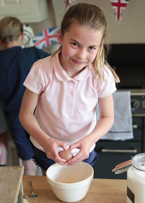 Prince George, Princess Charlotte and Prince Louis bake cakes with the Duchess of Cambridge Princess Charlotte And Prince Louis, Princesa Charlotte, William E Kate, Prins William, Bake Cakes, Prins Harry, Prince Louis, Lady Louise Windsor, Platinum Jubilee