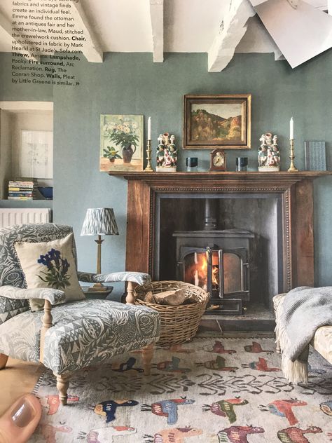 Light Blue Cottage Living Room, Cottage Ideas Interior, Swedish Living Room, Lioness Painting, Cosy Cottage Living Room, English Country House Interior, Dix Blue, Cottage House Interior, Bay Window Living Room