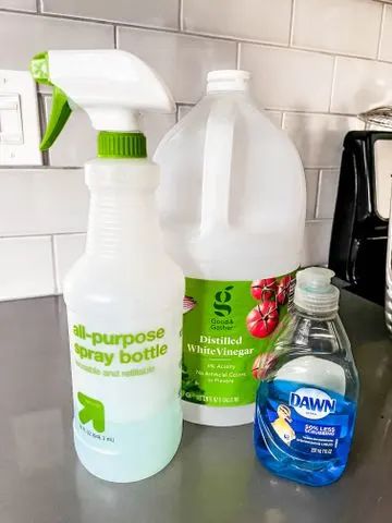 I Use This 2-Ingredient Cleaning Spray for Everything Vinegar Cleaning Spray, Counter Spray, Diy Vinegar, Diy Cleaning Spray, Counter Cleaner, Vinegar Cleaner, House Cleaner, Kitchen Spray, Chemical Free Cleaning