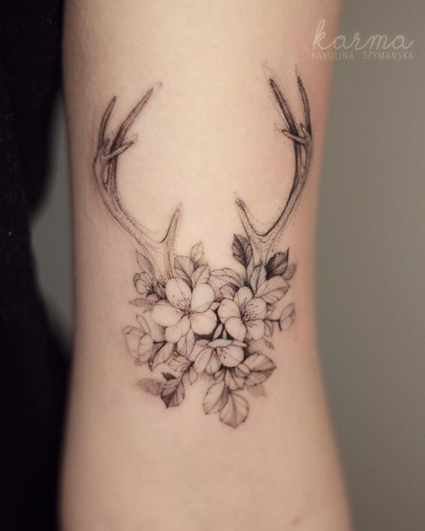 Floral Antlers Tattoo | Tattoo Ideas and Inspiration | karolinaszymanska_tattoo Antlers Tattoo, Antler Tattoos, Antler Tattoo, Cowgirl Tattoos, Hunting Tattoos, Floral Antlers, Country Tattoos, Capricorn Tattoo, Ring Finger Tattoos