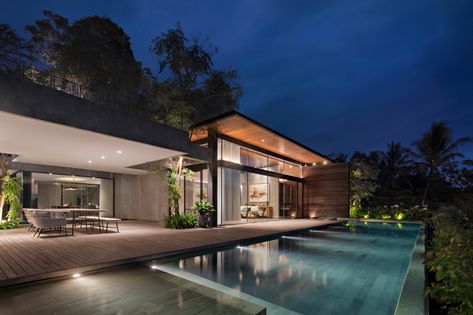 Gallery of The Hill House / Wahana Architects - 24 Modern Brutalist Architecture, Landscape Lighting Ideas, House Design Modern, Creative Backyard, Tropical House Design, Hillside House, Backyard Garden Landscape, Passive Design, Modern Style Homes