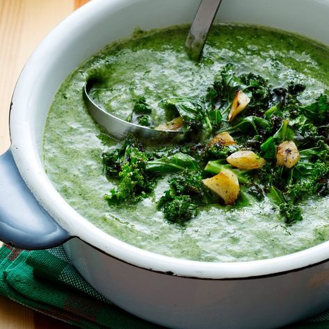 Vegan kale and spinach soup Single Meals, Vegetarian Keto Recipes, Spinach Soup Recipe, Green Soup, Low Carb Vegetarian Recipes, Spinach Soup, Kale And Spinach, Diet Doctor, Soup Diet