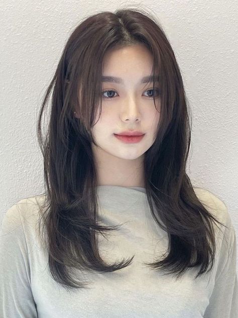 Korean curtain bangs for long layered hair Haircut Selfie, Photo Hijab, Hair Inspiration Long, Layered Haircuts For Medium Hair, Cute Hairstyle, Bangs With Medium Hair, Hairstyles For Layered Hair, Hijab Girl, Haircuts For Medium Hair