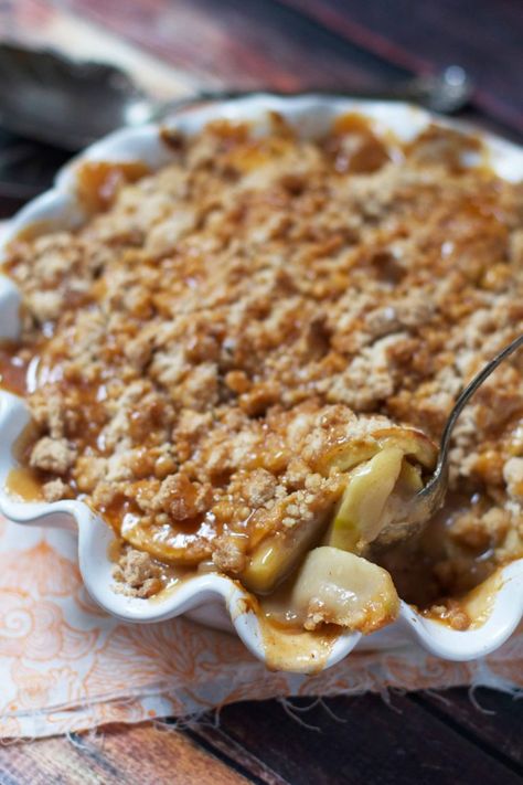 Salted Caramel Apple Crisp Melted Caramel Sauce, Caramel Apple Crisp, Apple Desserts, Caramel Apple, Apple Crisp, Apple Recipes, Caramel Apples, Salted Caramel, Just Desserts