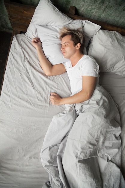 Sleeping Pose, Sleeping Man, Bedding Luxury, Bed Photos, New Bedding, Men Lie, Muslim Pictures, Sleep Tips, Sleep Solutions