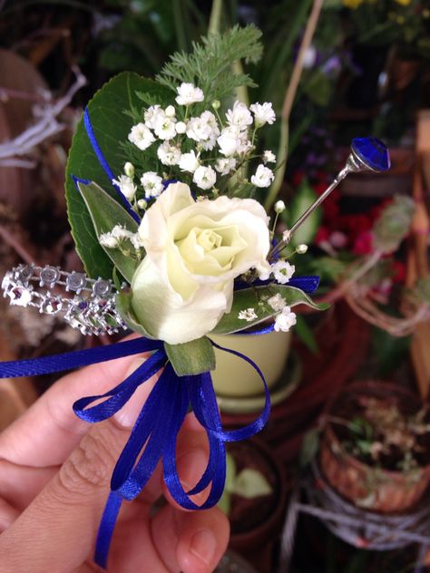 Royal Blue And White Boutonniere, Blue Boutineer, Skouer Ruikers, Royal Blue And White Corsage, White Rose Boutonniere Prom, Blue And Silver Boutonniere, Prom Corsage Blue, White Rose Blue Ribbon Corsage, Prom Boutonniere