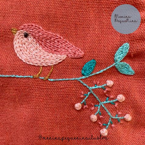 Embroidered Birds Simple, Bird Embroidery Simple, Small Embroidery Ideas, Bird Embroidery Pattern, Embroidery Stitches Beginner, Trendy Sewing Projects, Clothes Embroidery Diy, Pretty Embroidery, Sewing Crafts Tutorials