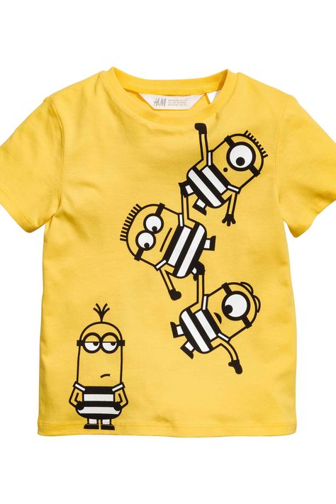 2-pack T-shirts - Yellow/Minions - Kids | H&M GB Minions Kids, Kids Tshirt Designs, Minion Shirts, Fabric Paint Shirt, Kids Shirts Design, Fabric Paint Diy, Shirt Logo Design, Trendy Shirt Designs, T Shirt Painting