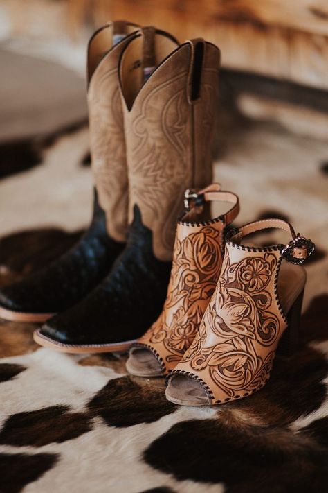 Wedding Boots For Bride, Boots For Bride, Country Wedding Pictures, Miraculous Ideas, Country Western Wedding, Western Themed Wedding, Western Shoes, Country Theme Wedding, Cowboy Wedding