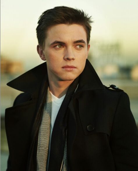 3 favorite song/artists/groups/music... Jesse McCartney is my favorite male singer. i have always had a huge crush on him. Jessie Mccartney, Luke Benward, Jesse Mccartney, Hottest Male Celebrities, Disney Stars, All Music, My Favorite Music, Celebrities Male, Eye Candy