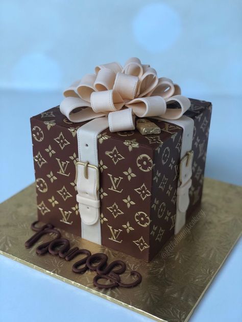 Chanel Birthday Cake, Queens Birthday Cake, Louis Vuitton Cake, Birthday Cake For Boyfriend, Chanel Birthday, Small Birthday Cakes, Fashion Cake, 21st Birthday Cakes, Luxury Cake