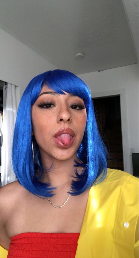 Coraline halloween look #coraline #halloween #costume #bluehair Wig Costume Ideas Halloween, Colored Hair Halloween Costumes, Coraline Costume Women, Halloween Costume With Blue Hair, Blue Wig Halloween Costumes, Costumes For Short Hair, Blue Hair Halloween, Halloween Costume With Wig, Halloween Costume Blue Hair