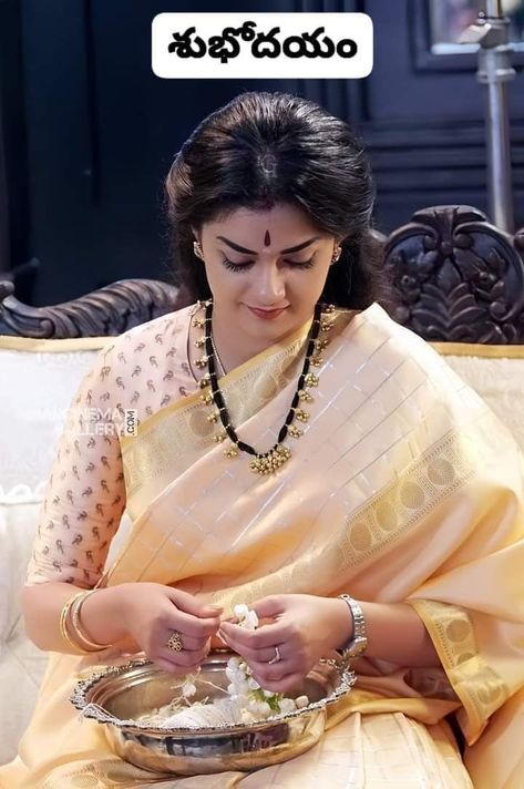 Keerthi Suresh, Keerthy Suresh, Black Beads Mangalsutra, Black Beads Mangalsutra Design, Gold Mangalsutra Designs, Indian Saree Blouses Designs, Silk Saree Blouse Designs, Indian Jewellery Design Earrings, Light Weight Jewelry