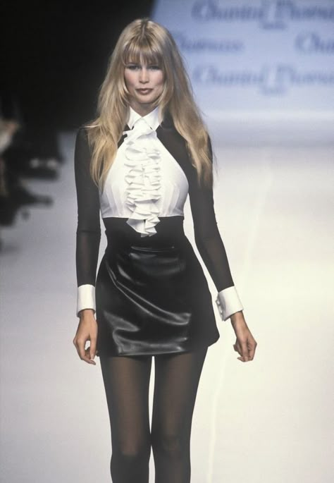 Chantal Thomass, 90s Runway Fashion, Runway Fashion Couture, Runway Outfits, 90s Model, Claudia Schiffer, Naomi Campbell, July 25, Beauty Style