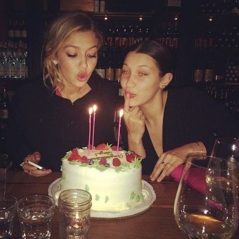 Bella Hadid Birthday, Mrs Bella, Gigi Hadid 2014, Foto Best Friend, Bella Gigi Hadid, Baby Bells, Hadid Sisters, Serena Van Der Woodsen, It S My Birthday