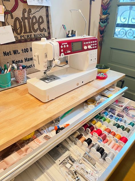 Small Sewing Room, Small Sewing Space, Sewing Studio Organization, Small Sewing Rooms, Diy Sewing Table, Fall Sewing Projects, Sewing Desk, Sewing Room Inspiration, Space Organization