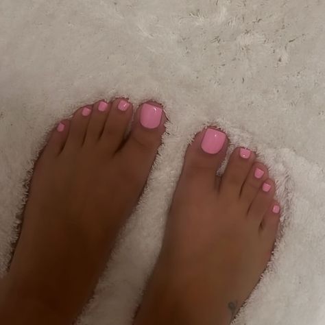 @_kimbella 🔥🔥🔥🔥🔥 | Instagram Pink Toes Pedicure, Pink Nails And Toes, Toe Pedicure Ideas, Light Pink Toe Nails, Toe Nail Polish Ideas, Toe Nails Colors, Pedicure Pink, Hot Pink Toes, Pink Toenails