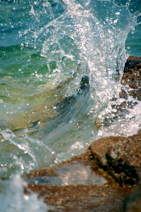 Splash ! Ocean Waves Photography, Waves Photos, Water Images, Rock Photography, Waves Photography, Ocean Pictures, Wave Painting, Ocean Wallpaper, Water Art