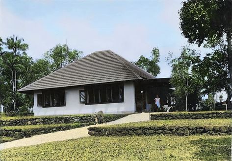 Kediaman Pengawas orang Eropa pada Perusahaan Bauxiet NV Nibem dekat Jl Kijang di Kepulauan Riau, 1935 1936 Kepulauan Riau, Leiden University, Gazebo, Outdoor Structures, University, Cabin, House Styles, Van, Home Decor