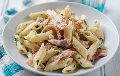 Our lower-fat penne carbonara recipe is ideal if you’re trying to be good or looking for an easy diet-friendly recipe packed with all the usual indulgent carbonara flavours. This lower-fat penne carbonara recipe turns a family favourite into a healthier option for everyone! #easyhealthypasta #midweekmeals #familyfavourites Penne Carbonara Recipe, Carbonara Sauce Recipe, Penne Carbonara, Blue Cheese Salad Recipes, Chicken And Potato Curry, Carbonara Recept, 600 Calorie Meals, Dinners Under 500 Calories, Meals Under 500 Calories