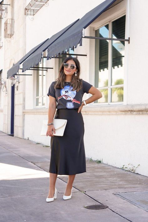 21 Black Midi Skirt Outfits How to Wear Black Midi Skirts Ruched Midi Skirt Outfit, Black Satin Midi Skirt Outfit, Krista Perez, Satin Midi Skirt Outfits, Satin Midi Skirt Outfit, Midi Skirt Outfit Casual, Black Satin Skirt Outfit, Midi Skirt Outfit Ideas, Black Midi Skirt Outfit