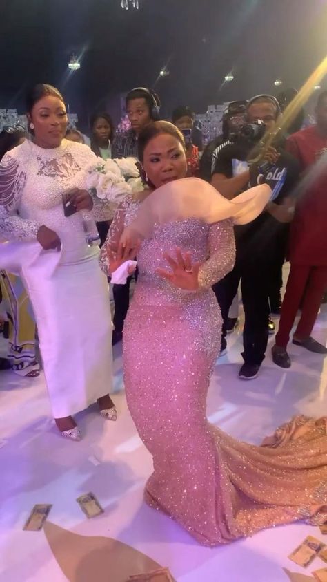 Reception Gown For Bride, Nigerian Bridesmaid Dresses, Bride Reception Dress, Wedding Reception Gowns, Bride Dance, Lace Styles For Wedding, Latest Wedding Gowns, Lace Dress Classy, African Bridal Dress