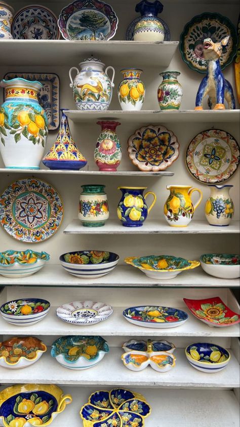 Sicilian Kitchen, Sicilian Pottery, Sicilian Decor, Mediterranean Pottery, Mediterranean Inspired Home, Mediterranean Aesthetic, Crockery Design, Outdoor Restaurant Design, Kitchen Necessities