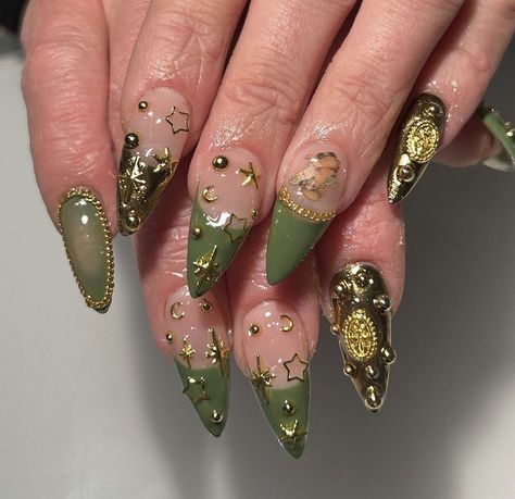 Glam Green Nails, Forest Green Gold Nails, Funky Green Nails, Esmeralda Nails, Dragon Eye Nails, Emerald Green Nails With Gold, Green Nails With Design, Dark Green Nails With Gold, Brown And Green Nails