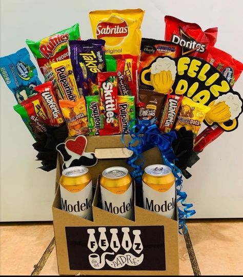 Diy Father's Day Gift Baskets, Booze Gift, Fathers Day Gift Basket, Diy Graduation Gifts, Candy Bouquet Diy, Candy Flowers, 60th Birthday Cards, Sweets Gift, Diy Father's Day Gifts