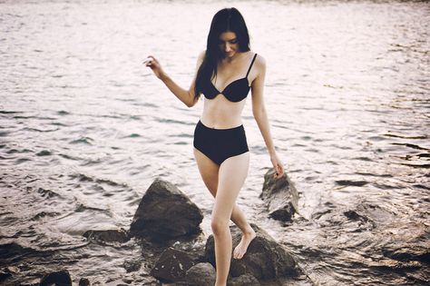 Clásico dos piezas negro, versión a la cintura. Súper cómodo. Mystic Girls, A Well Traveled Woman, Black Bathing Suits, Beach Outfits, High Waisted Swim, Summer Bikinis, Cute Bikinis, Pale Skin, Women Swimsuits