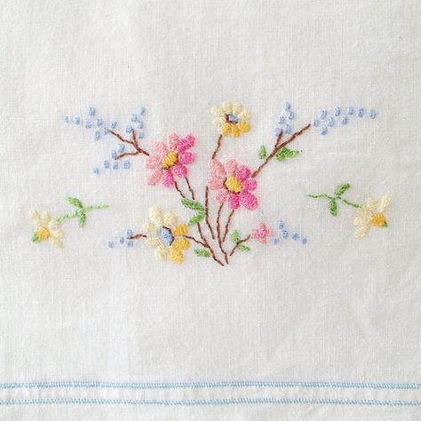 . Pillowcase Embroidery, Pola Kristik, Pola Sulam, Embroidery Patterns Vintage, Brazilian Embroidery, Japanese Embroidery, Embroidered Pillowcases, 자수 디자인, Silk Ribbon Embroidery