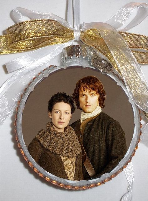 Outlander Christmas decorations will make your Christmas a very nice holiday indeed! Add some Outlander Christmas decorations To Your Christmas this year. Outlander Christmas, Outlander Jamie And Claire, Outlander Show, Outlander Fan Art, Creepy Movies, Nice Holiday, Lovely Poster, Outlander Book, Unique Christmas Decorations