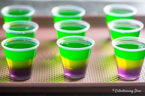 Mardi Gras Party Food, Mardi Gras Drinks, Jello Shots Recipe, Mardi Gras Diy, Mardi Grad, Mardi Gras Party Decorations, Layered Jello, Virgin Cocktails, Theme Carnaval