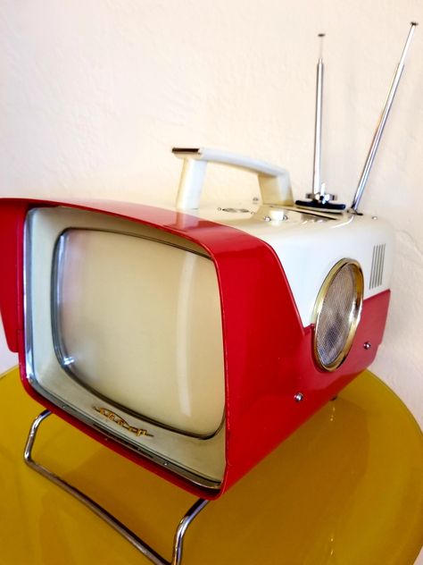 Tim Apicella Space Age Design Museum 1966 Sharp TRP-801 TV 80s Tech, 50s Space Age, Space Age Technology, Space Age Industrial Design, 1970's Space Age Furniture, Vintage Portable Tv, Portable Tv, Radio Vintage, Television Set